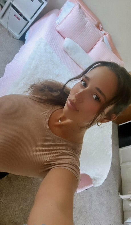 flat chested onlyfans nude images