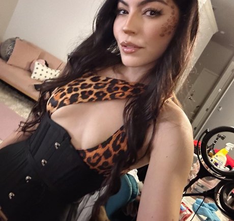 Ericatwitch art model photo