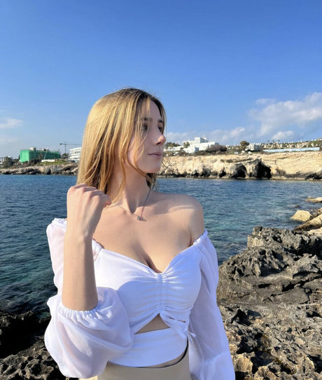 mira s lava free actress pic