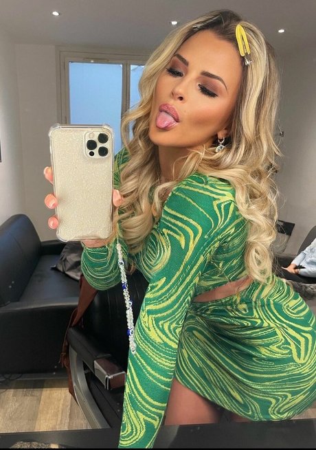 Kelly Vedovelli art star photos