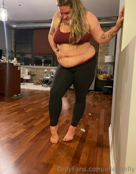 ellesbelly model hot pics