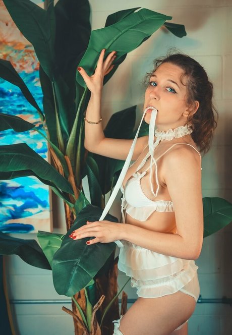 chlobodyyy pornographic model photo