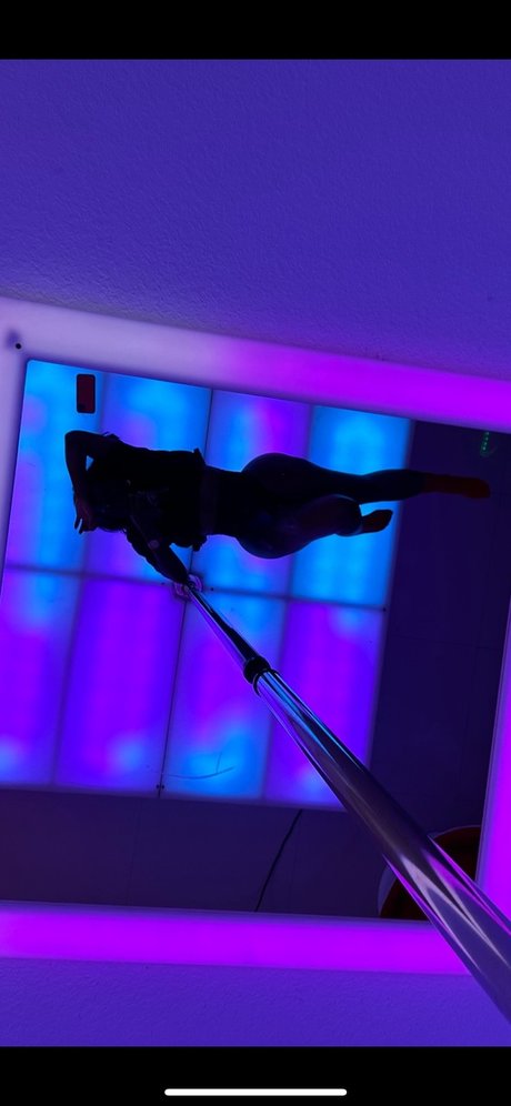 HennyStraight perfect model picture