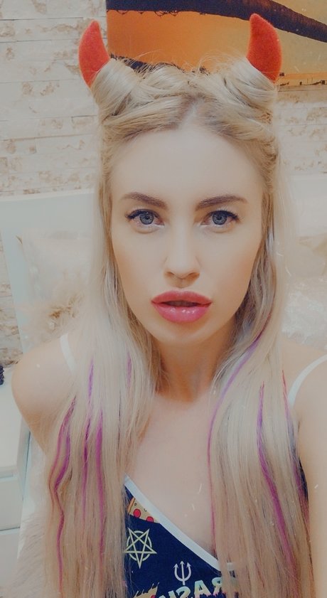 _EroticTanya cuckoldress model naked image