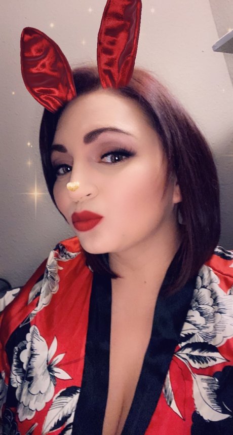 CurvyVixen naked model gallery