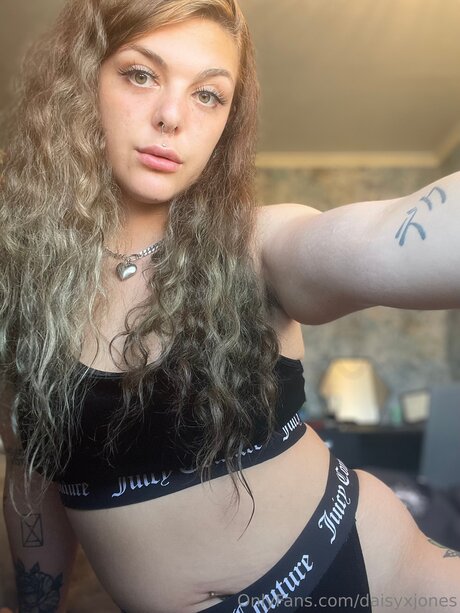 Daisy Jones FREE PAGE_ sexy model photo