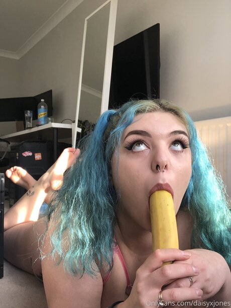 Daisy Jones FREE PAGE_ model nice gallery