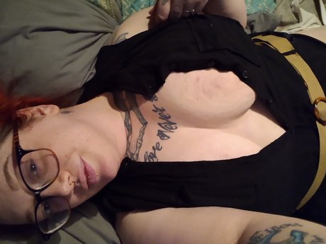 Emma Bee art model img