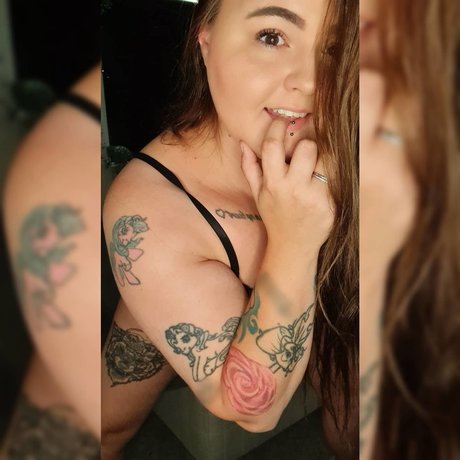 Curvydaniellev model naked photo