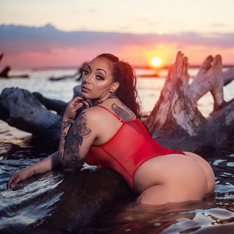 Kate Curvy For Days pornstar top pic