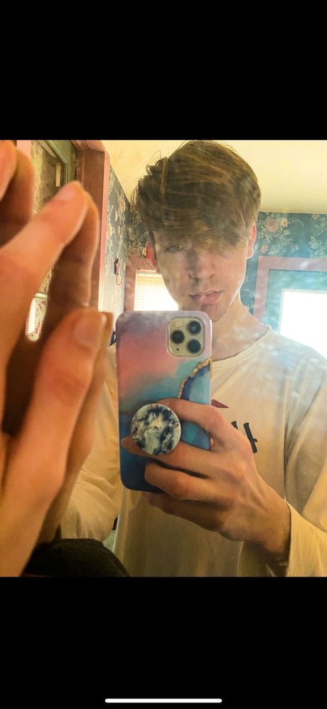 NaughtyJohny pretty model img