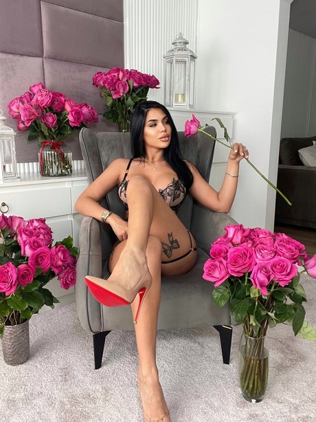 B3llahot star top photo