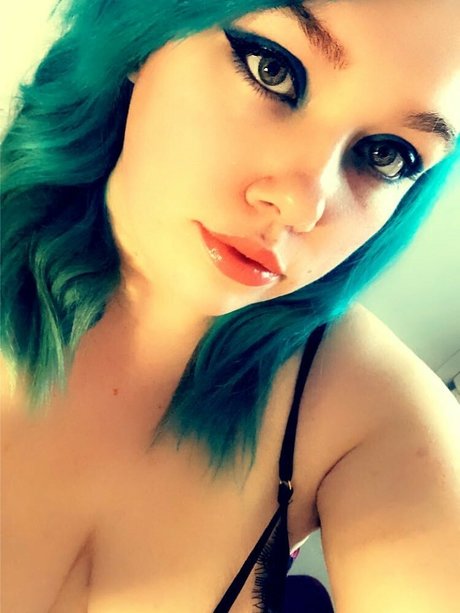 Alyxx Summers model hot img