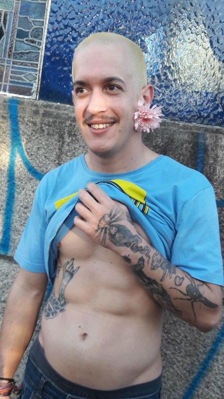 ALT naked star photo