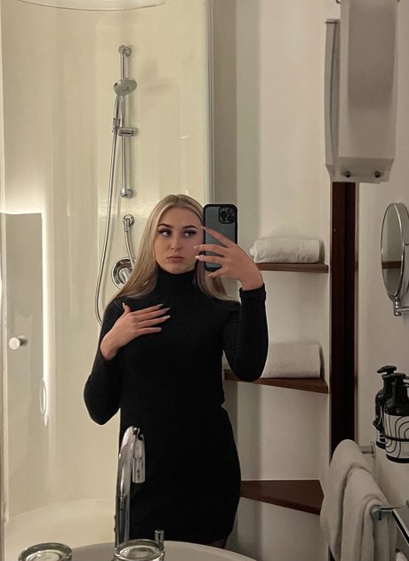 Nina S e 19 pretty actress photos