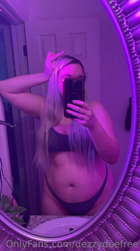 dezzydoefree naked model gallery