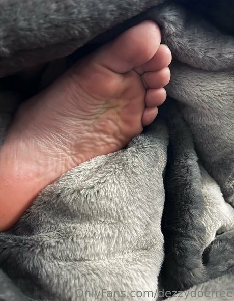 dezzydoefree model top picture