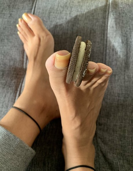 pujaprettyfeet free actress photo