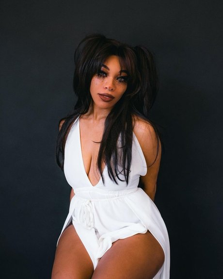 Kiera Please model beautiful images