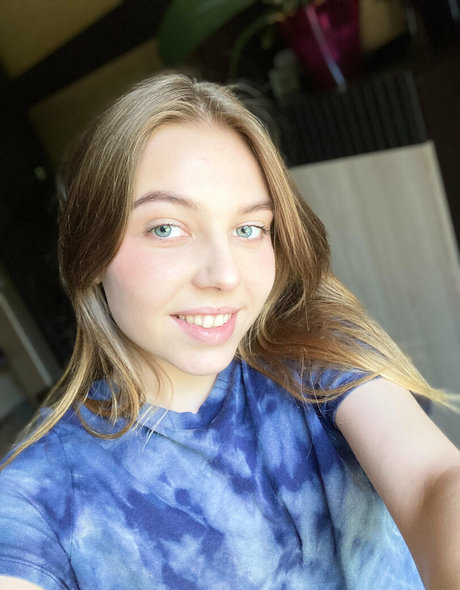 moon less model high quality picture