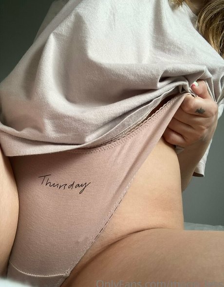 moon less model nude img