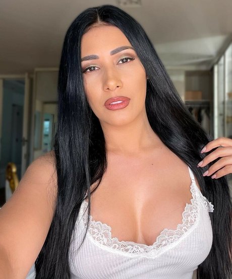 Simone E Simaria erotic actress pic