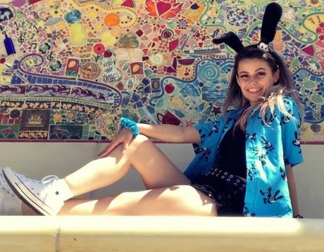 Mally Mouse model hot img