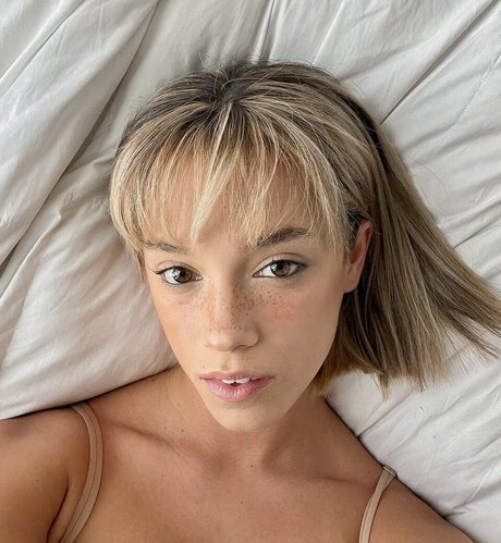 wellbeingwithabigail hd model image