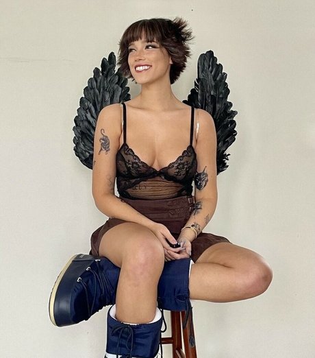 asian blonde onlyfans top pic