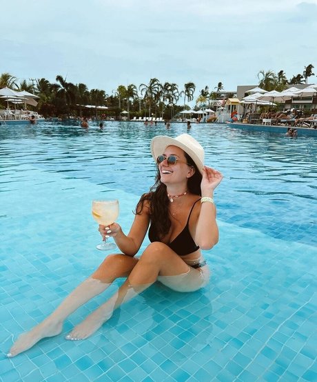 Camila Bonatelli naked model img