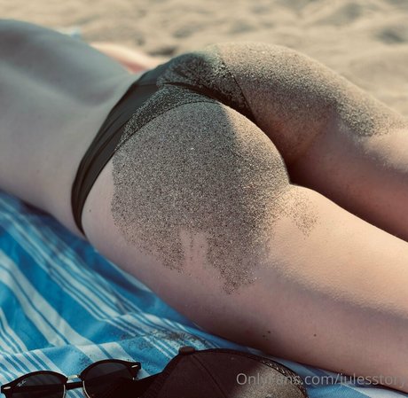 julesstory top model img