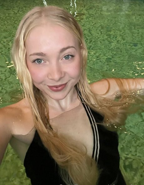 alora free sexy model photo