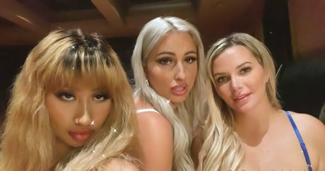 courtneyhuntt naked pornstar image