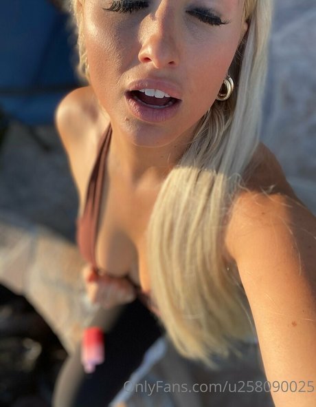 courtneyhuntt sexy model pictures