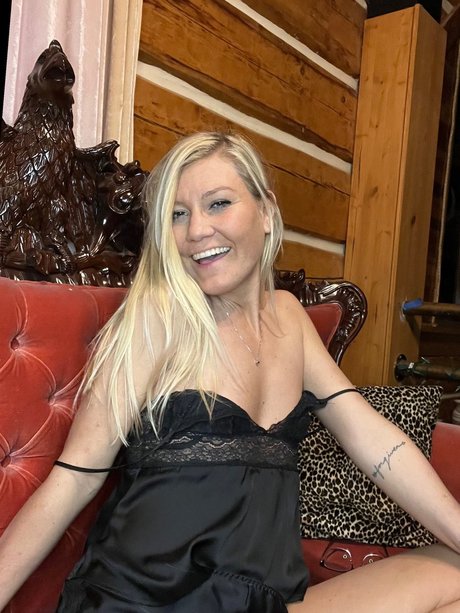 No Good Blonde xxx star archive