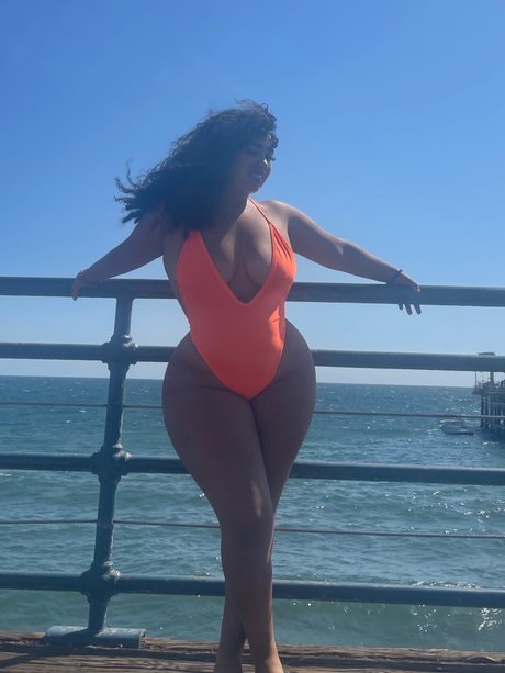 Jenessa_ sex model photo