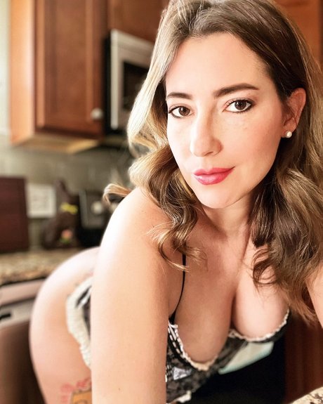 Not your average Milf_ xxx model image