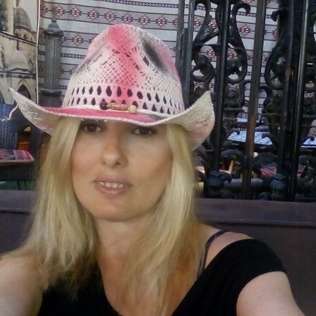 Abril Sant high quality model images