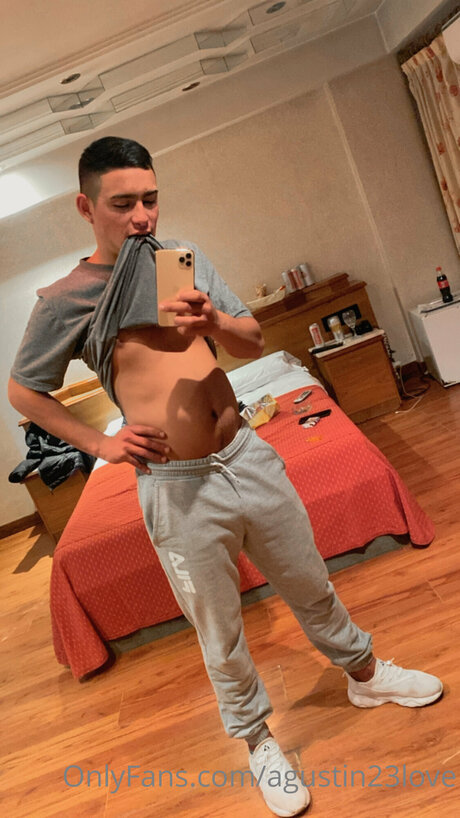 Agusss model art galleries