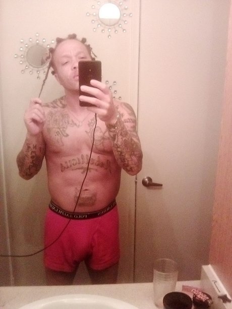 10inchesofred star adult picture