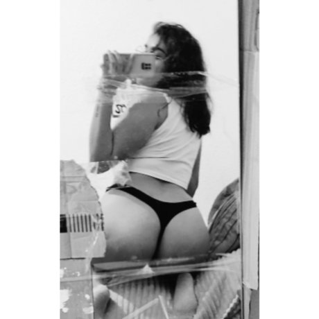 Perla 21 erotic model pictures