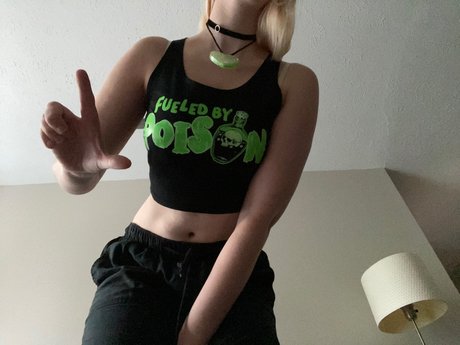 Peachy Penny adult star img