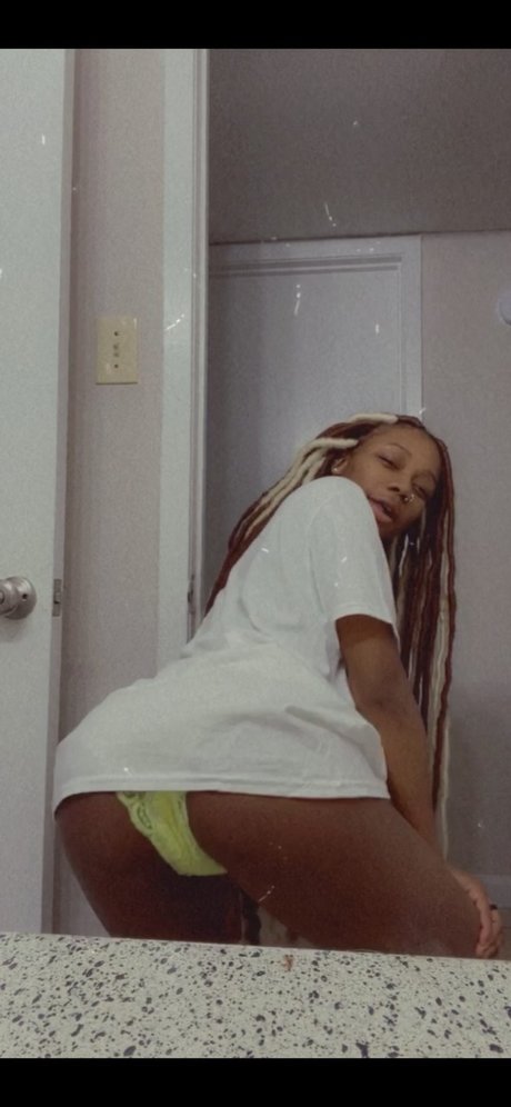 Phatts_ model xxx photo