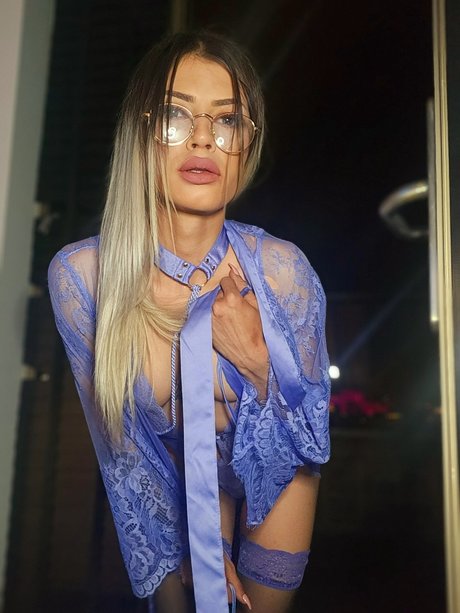 Petitemasseuse adult model pic