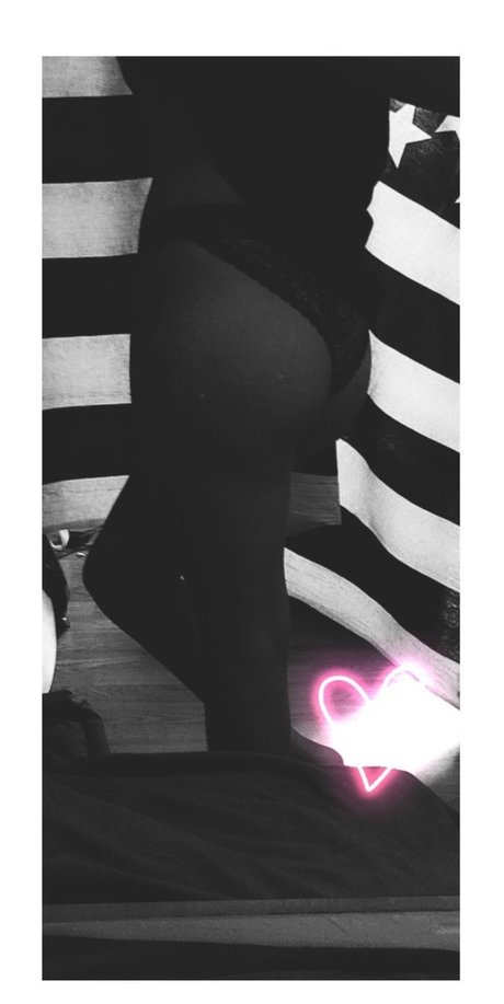 Petite ThiccThighs pornstar free photos