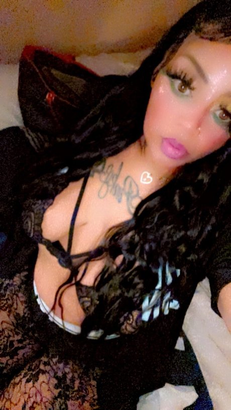 Pink Pressure model nude pic