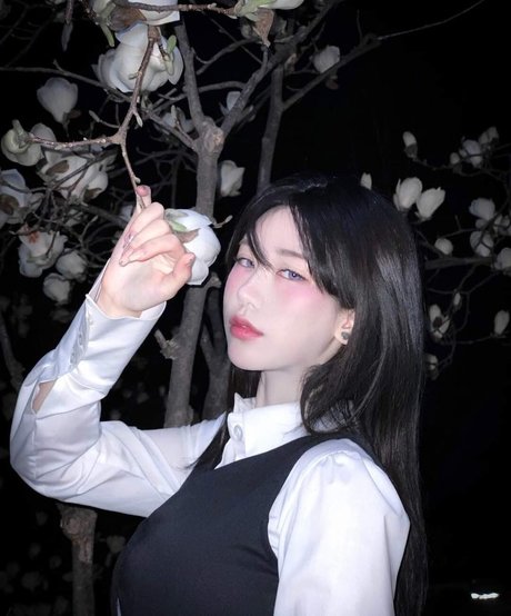 Naughty Rabbit nudes actress photos