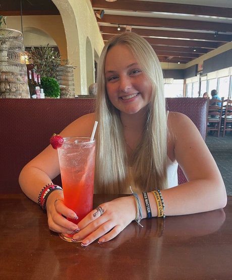 Anya Marie star top pic