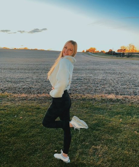 Anya Marie model img