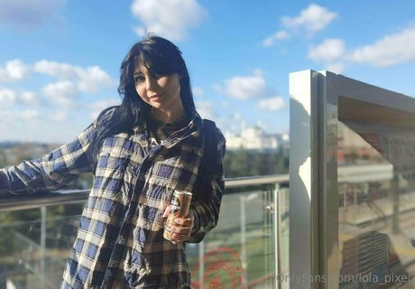 lola pixel model high quality pic